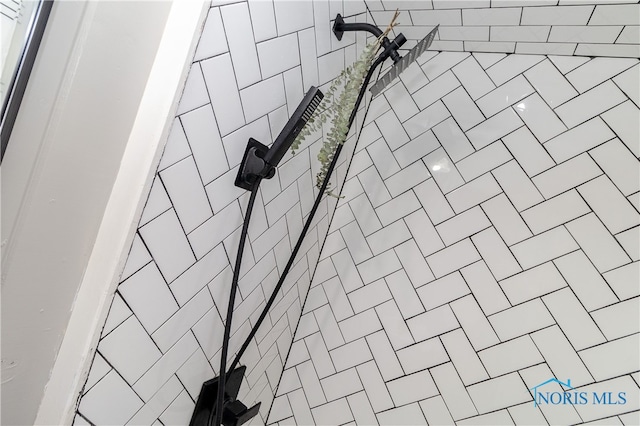 details featuring tiled shower