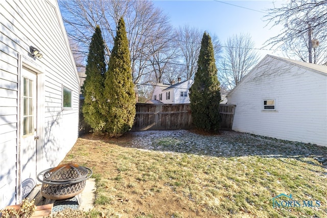 view of yard featuring a fire pit