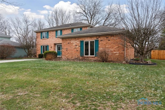 view of front facade featuring a front yard