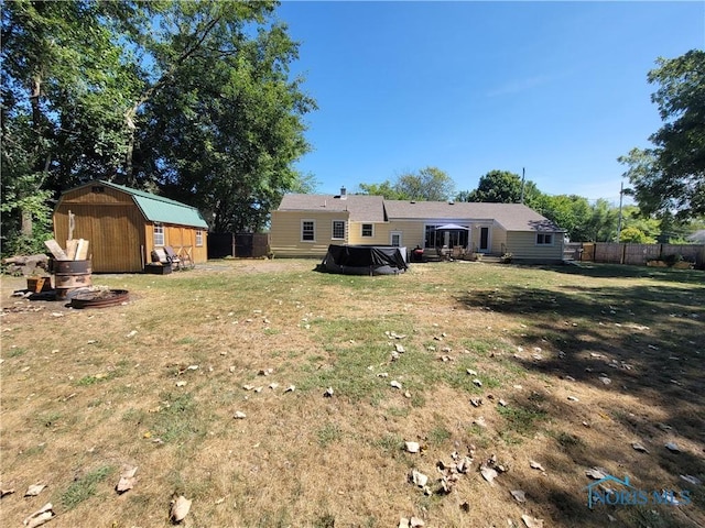 view of yard with a storage shed