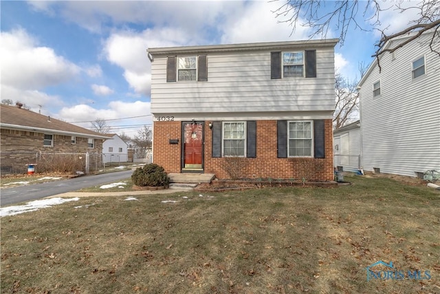 view of front of property featuring a front yard