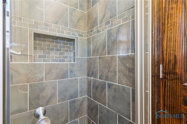 details featuring tiled shower