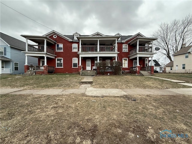 view of front of property featuring a balcony