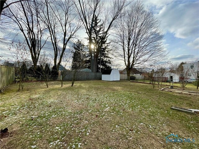 view of yard with a shed