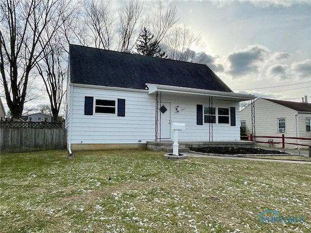 view of front of home featuring a front lawn