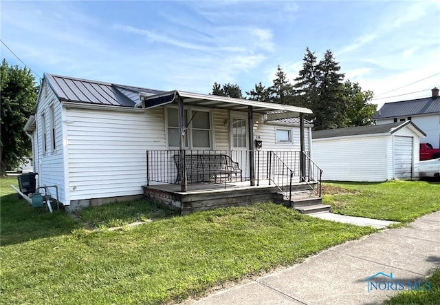 386 W Finley St, Upper Sandusky, OH 43351 - view of front facade with a front lawn