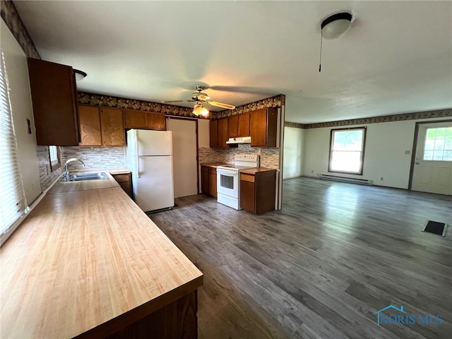 kitchen featuring ceiling fan, sink, tasteful backsplash, dark hardwood / wood-style floors, and white appliances