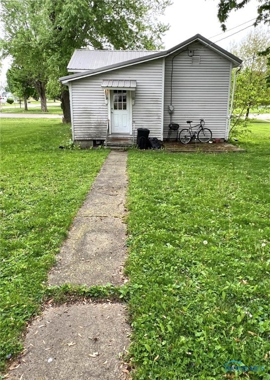 exterior space featuring a yard