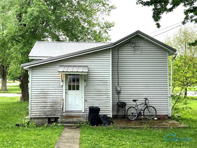 exterior space featuring a lawn