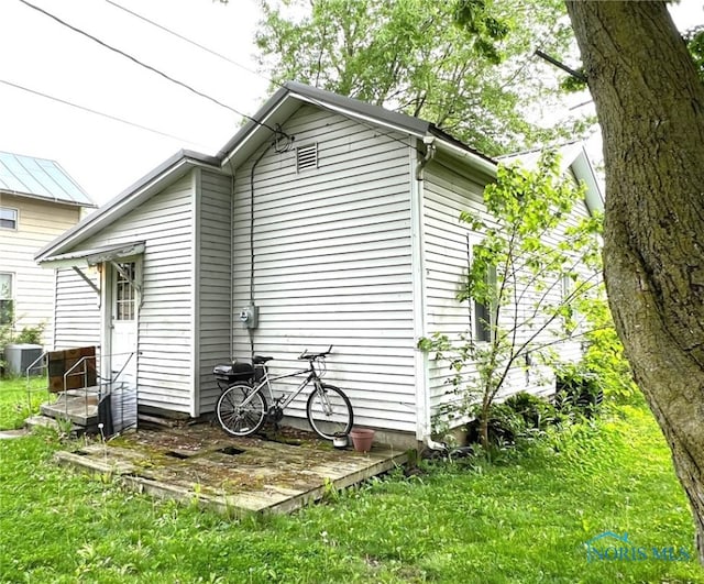 view of side of property featuring a yard