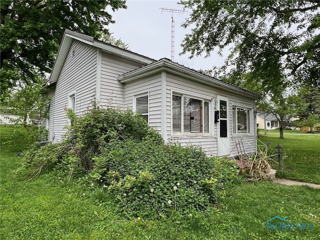 view of front facade with a front yard