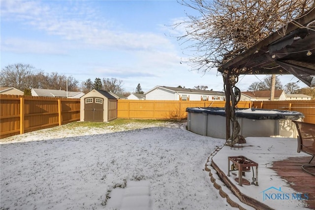 view of yard featuring a shed and a covered pool