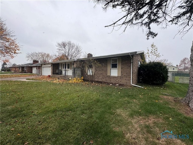 view of front of house featuring a front lawn and a garage