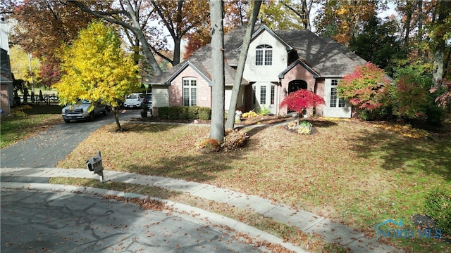 view of front facade with a front lawn