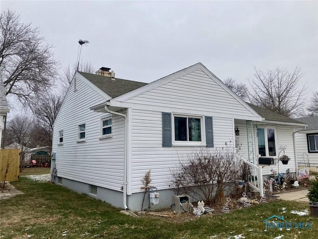 view of front facade featuring a front yard