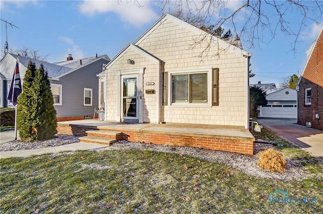 view of front facade with a front lawn