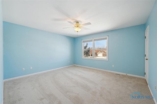 unfurnished room with light carpet and ceiling fan