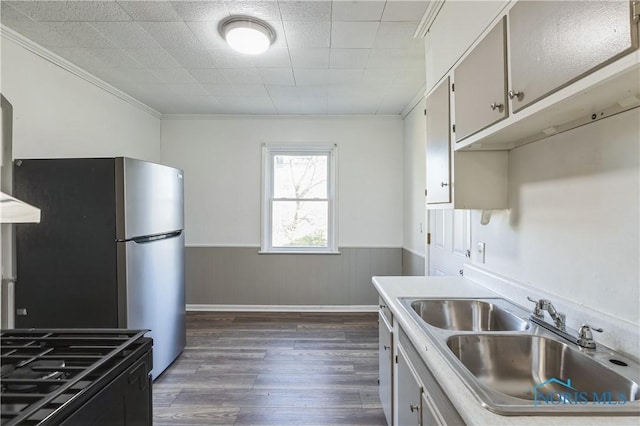 kitchen featuring stainless steel fridge, sink, dark wood-type flooring, and ornamental molding