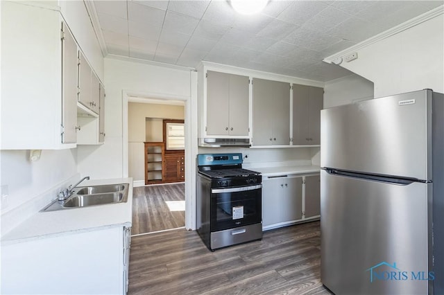 kitchen featuring appliances with stainless steel finishes, dark hardwood / wood-style flooring, ornamental molding, sink, and gray cabinets