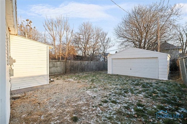 view of yard featuring an outdoor structure and a garage