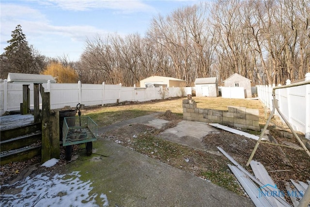 view of yard featuring a shed