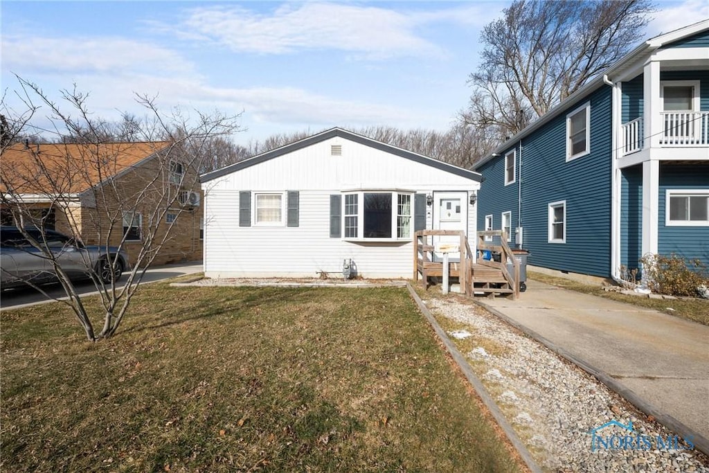 view of front facade with a front yard