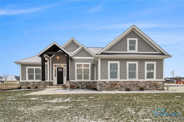 craftsman house featuring a front yard