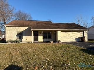 view of front of property featuring a front lawn and a garage