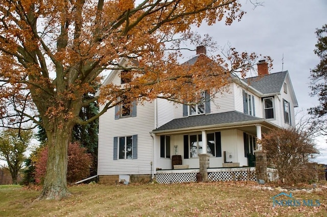 view of front of property featuring a porch and a front yard