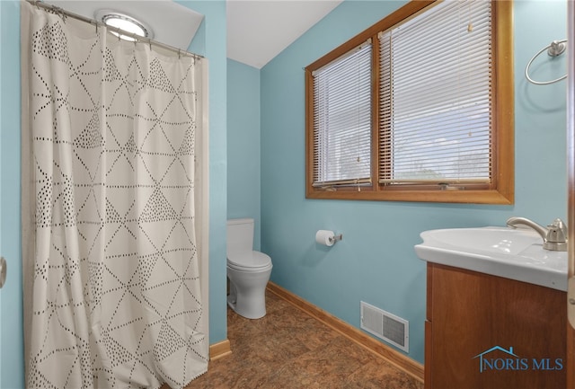 bathroom featuring a shower with curtain, vanity, and toilet