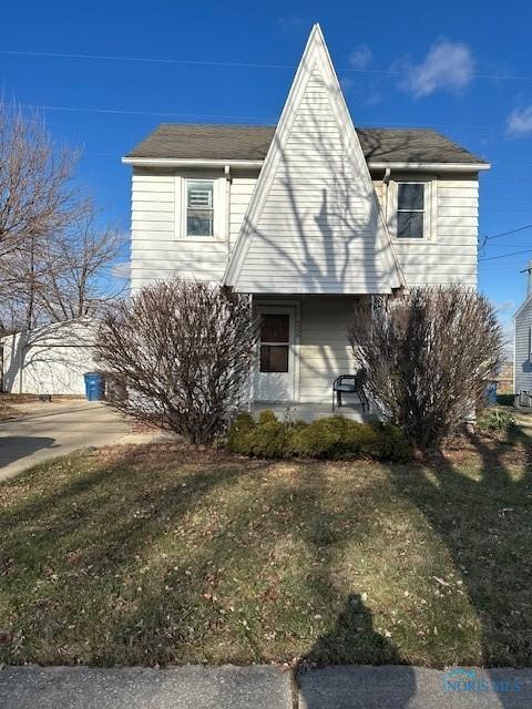 view of front of home featuring a front yard