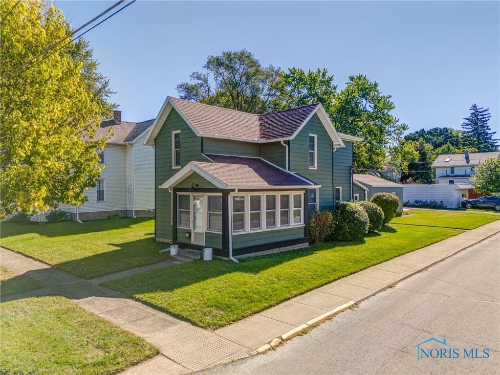 front facade featuring a front yard