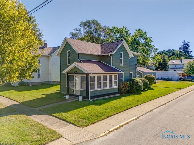 front facade featuring a front yard