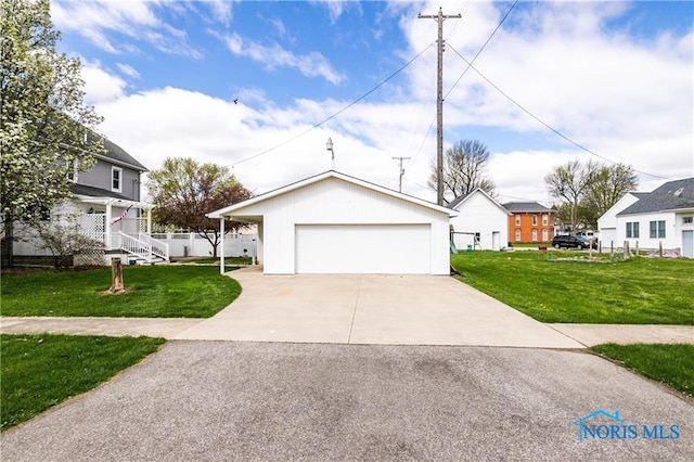 view of front facade featuring a front yard and a garage