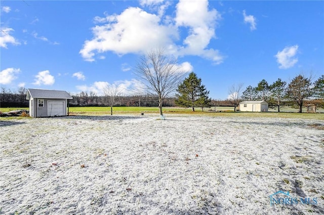 view of yard featuring a storage unit