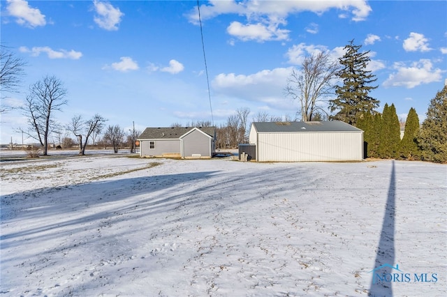 view of yard featuring an outbuilding