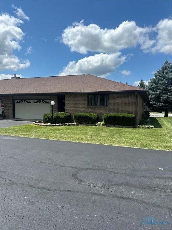 view of front of property featuring a front yard and a garage