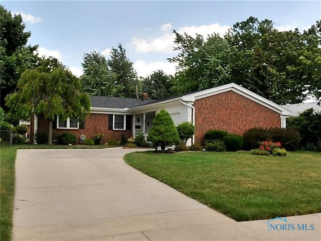 single story home featuring a front yard