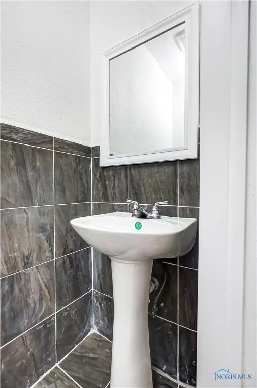 bathroom featuring tile walls