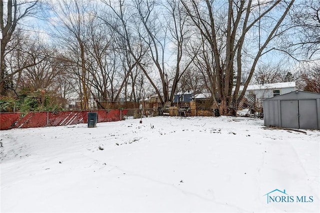 view of yard layered in snow