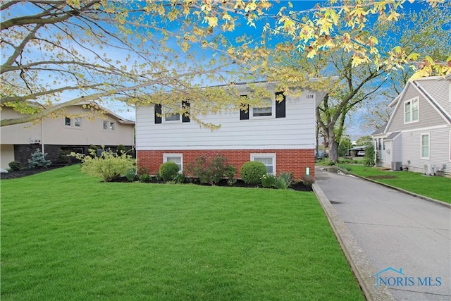 1318 E 4th St, Marblehead, OH 43440 - view of front of home featuring cooling unit and a front yard