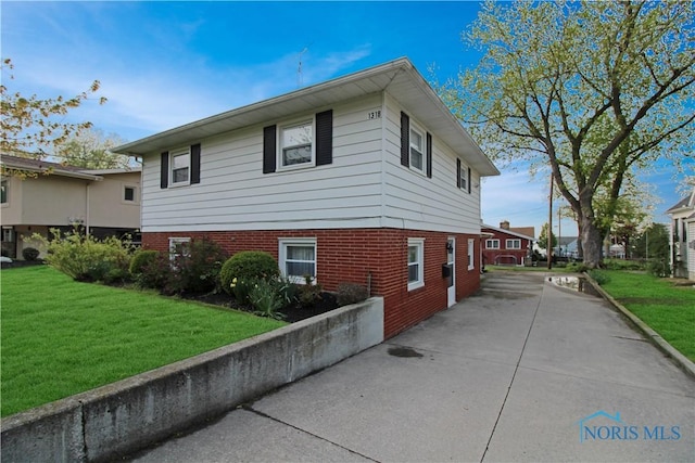 1318 E 4th St, Marblehead, OH 43440 - view of side of property with a lawn