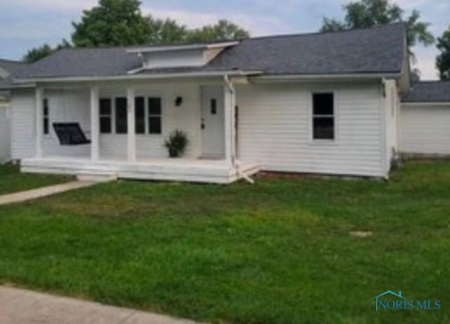 view of front of home featuring a front lawn