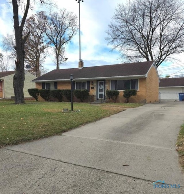 single story home featuring a front yard