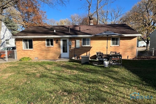 back of house featuring a yard