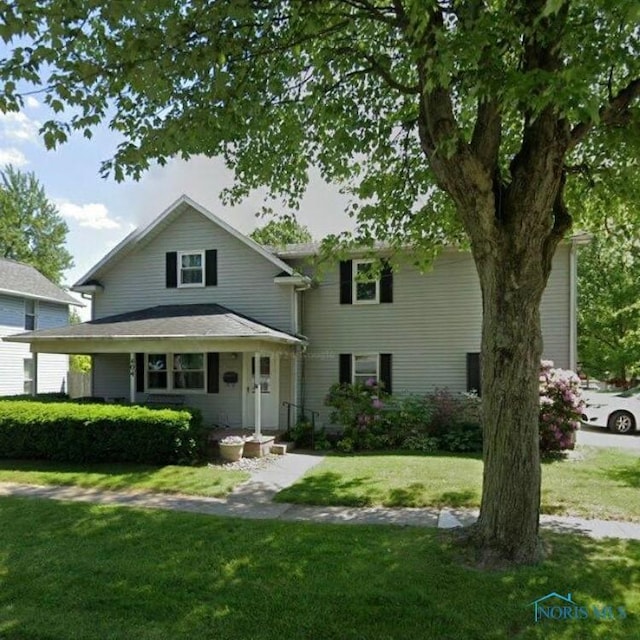 view of front facade featuring a front yard