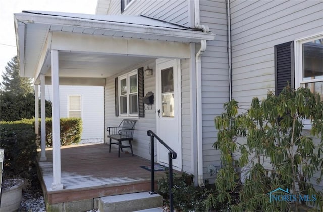 entrance to property featuring covered porch