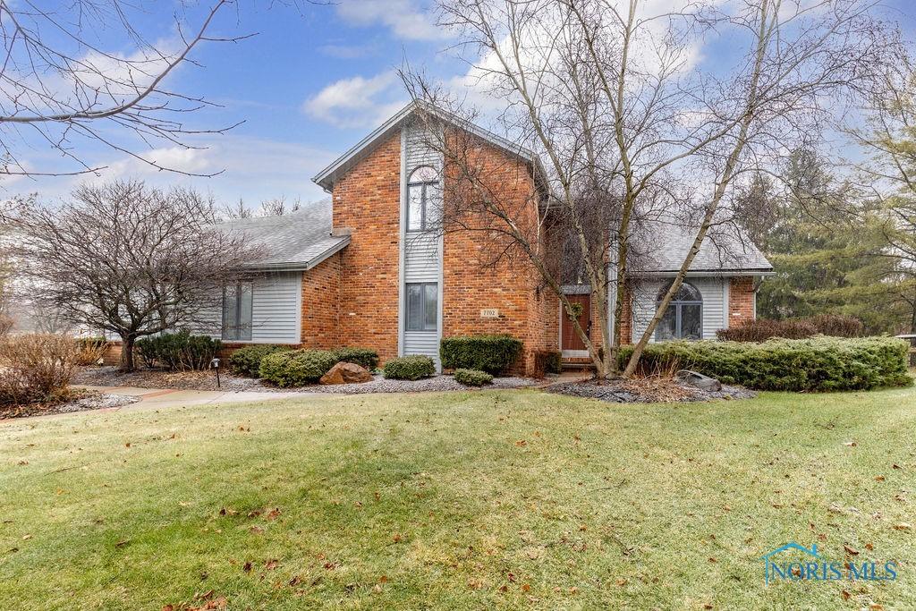 view of front of property with a front yard