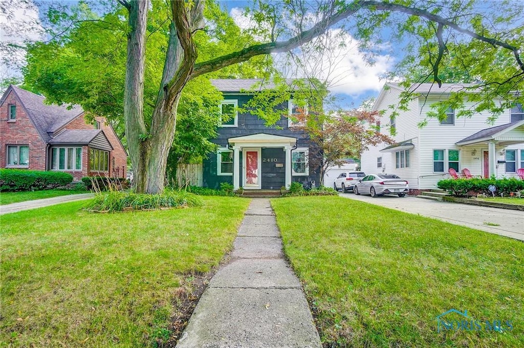 view of front of home featuring a front yard