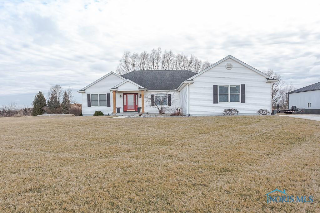 single story home with a front lawn